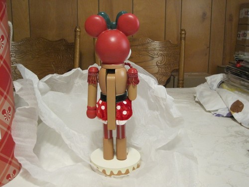Cascanueces de madera Hallmark Disney Holiday Minnie Mouse 2025 - Imagen 6 de 24