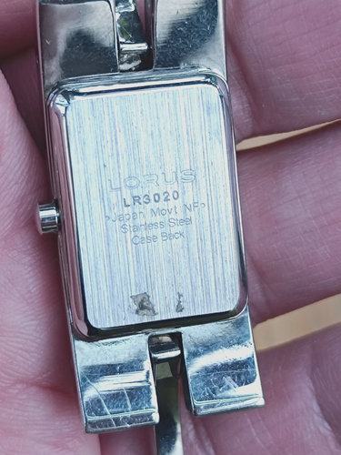 Orologio da donna con bracciale Lorus, cassa rettangolare gemmata, tonalità... - Foto 5 di 8