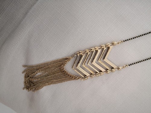 Collier fantaisie avec pendentif frangé métal noir et doré Bon état - Picture 7 of 8