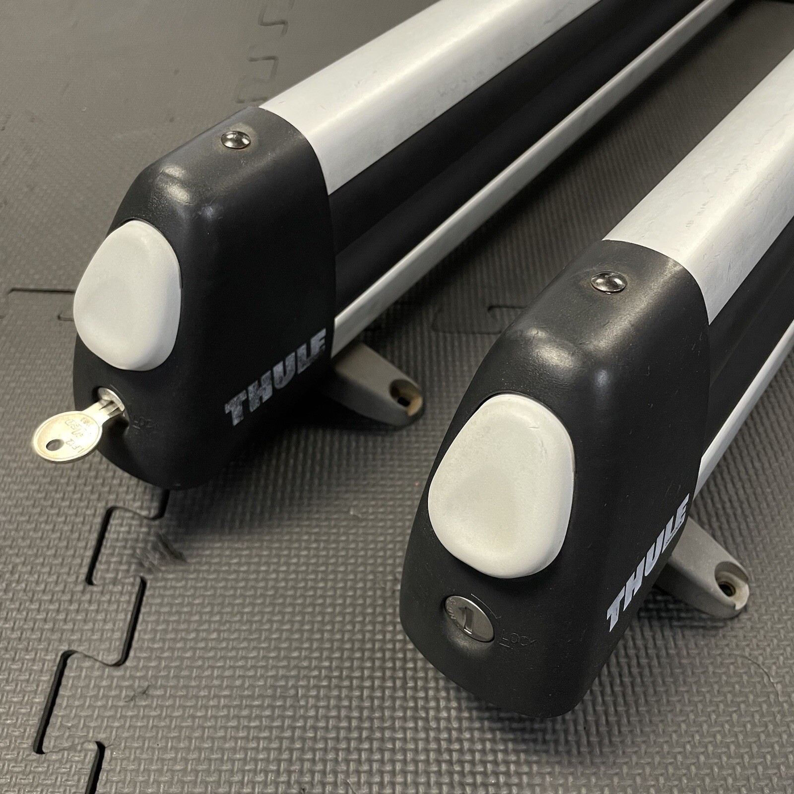 Thule 91725 Universal Flat Top Ski & Snowboard Roof Rack Cross Bars