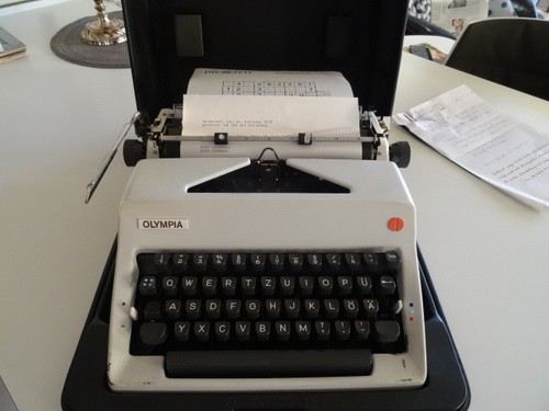 1391 Vintage 1975 Olympia SM9 Portable Typewriter & Case Western Germany 24cm - Picture 1 of 12
