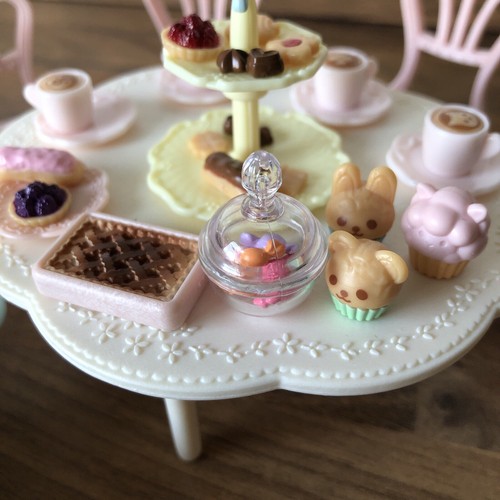 Sylvanian Families Flora Kaninchenfamilie + Immergrünmilch Kaninchen Drillinge + Futter - Bild 17 von 24