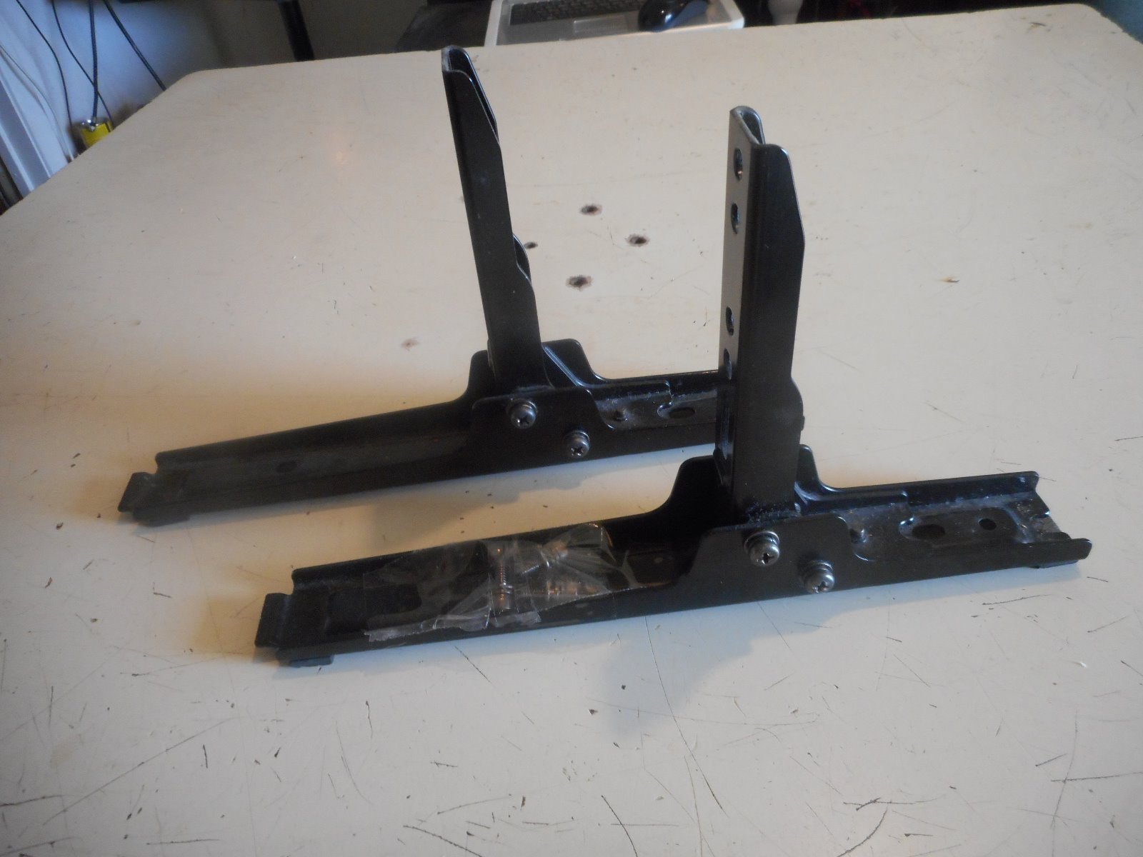 TV Legs w/4ea mounting screws Toshiba 40XV645U eBay