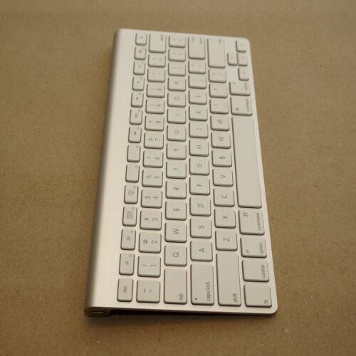 Apple Magic Keyboard Silver Wireless/Bluetooth | A1314 MC184LL/B - Picture 2 of 4