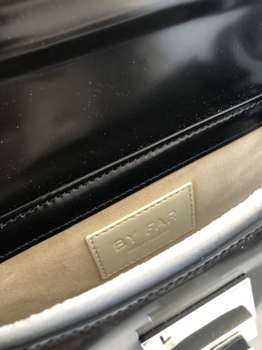 Precioso Bolso de Mano de Cuero Semi Patente Negro BY FAR Negro BY FAR Y2K Influencer - Imagen 10 de 11