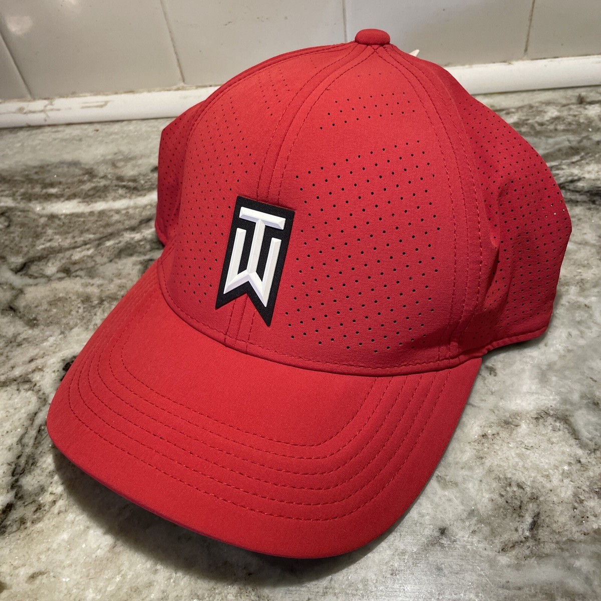 Nike Dri-FIT Tiger Woods Heritage86 Perforated Red Golf Hat