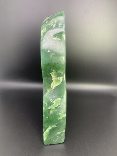 Forma libre de jade de nefrita 8140 quilates. - Imagen 3 de 10