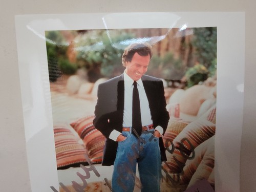 Foto de fieltro plateado autografiada del cantante Julio Iglesias - Imagen 3 de 14