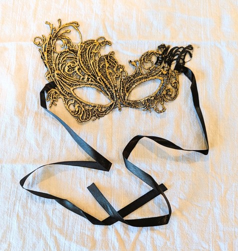 Ladies Golden Cloth Lace Halloween Mardi Gras Eye Mask