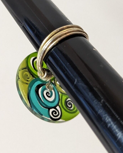 Handgefertigter Drahtwickelring mit grün blauem Wirbel Harz Knopf Hippie Boho Art Retro - Bild 5 von 11