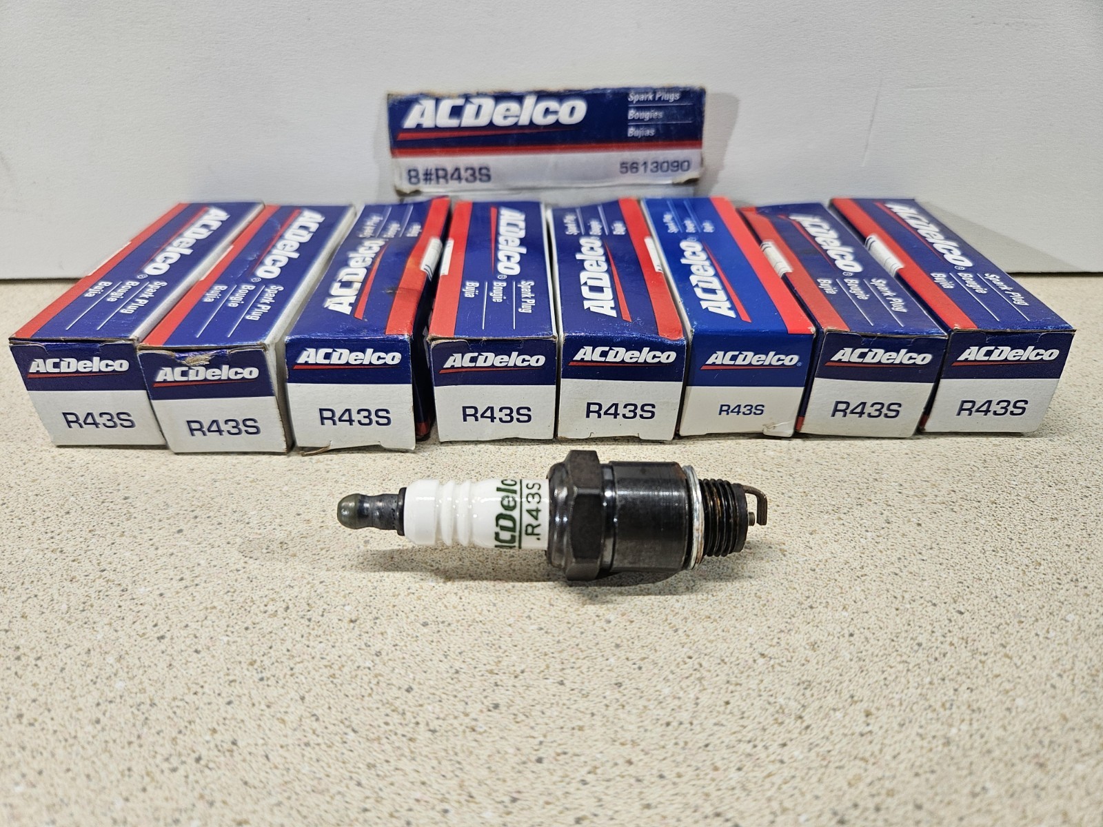 Lot Of 8 Genuine OEM GM AC Delco Spark Plugs 5613090  R43S Brand New