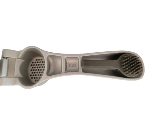 Prensa de ajo Pampered Chef #2576 aluminio plateado con herramienta de limpieza incorporada - Imagen 9 de 11