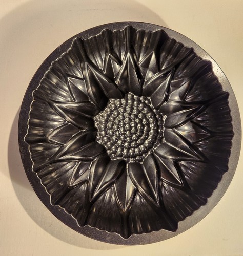 Nordic Ware Sunflower Bundt Cake Pan Mold Cast 10 Cup Aluminum Baking