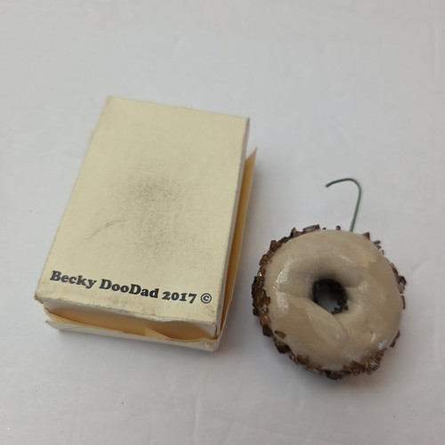 Donna's Donuts Flint Michigan Mini Donut Árbol de Navidad Adorno en Caja 2017 - Imagen 4 de 6