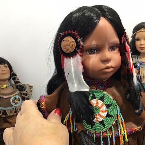 Timeless Limited Collections Porzellan Indianer sitzende Puppe 1814/2500…..0126 - Bild 3 von 7
