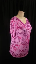 Beautiful Jaclyn Smith Pink Floral Short Sleeve  Top  Silky Comfortable Stylish