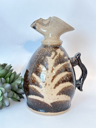 Jarra de gres Studio Art Pottery marrón firmada DK caño pellizcado - Imagen 2 de 7