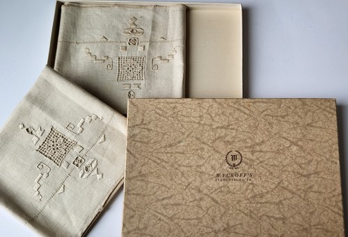 SERVILLETAS DE LINO BORDADAS DE COLECCIÓN PR SIN USAR EN CAJA DE REGALO ORIGINAL WYCOFF'S STROUDSBURG PA - Imagen 2 de 9