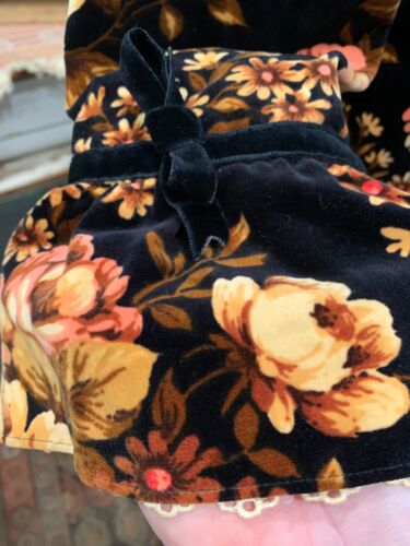 Vintage 1960's Tokyo Ollo Black Velvet Duster with Floral and Lace Cuffs (6) - Picture 3 of 11