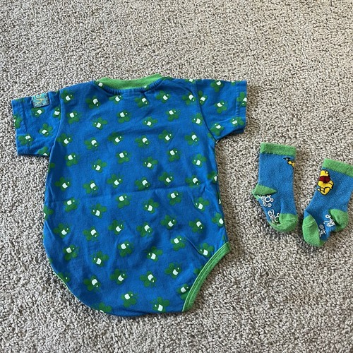 Vintage Baby Winnie Puuh Body Anzug Größe 6 Monate & passende Socken Allover Bienen - Bild 2 von 5