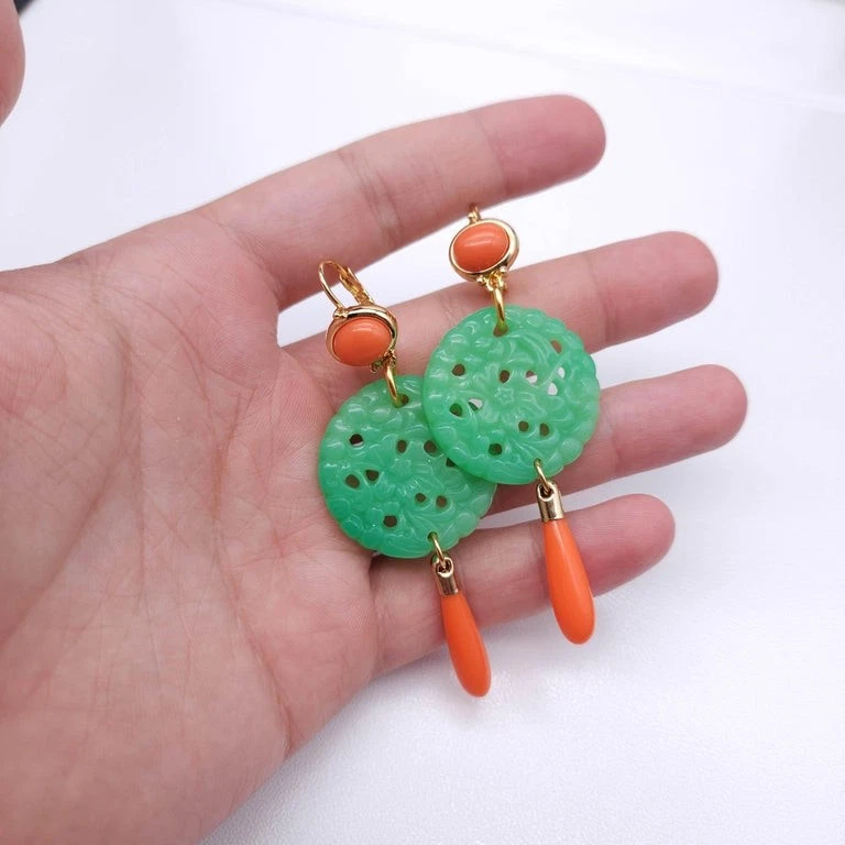 Pendientes colgantes de alambre Kenneth Jay Lane de coral jade en oro, naranja y verde, alta costura Foto 3 de 4