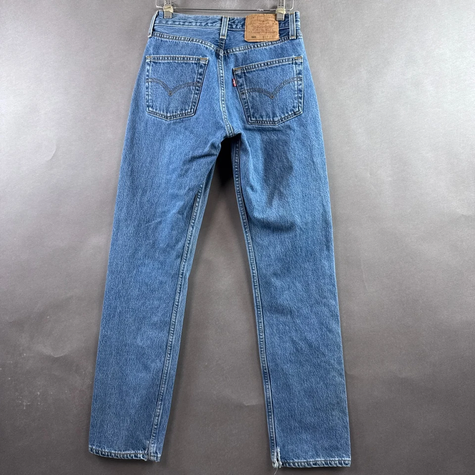 Calça jeans feminina vintage Levis 501 26x31 azul feita nos EUA cintura alta (Tag27x32) - Imagem 4 de 4