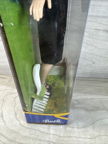 Muñeca Barbie Graduación Orgullo Clase De 2005 11.5" por Mattel NUEVA - Algunos daños en la caja - Imagen 13 de 19