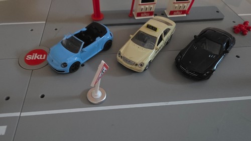 Siku World Stadt-Set 5501 + Hubschrauberlandeplatz + 2 weitere Hubschrauber - Bild 2 von 4