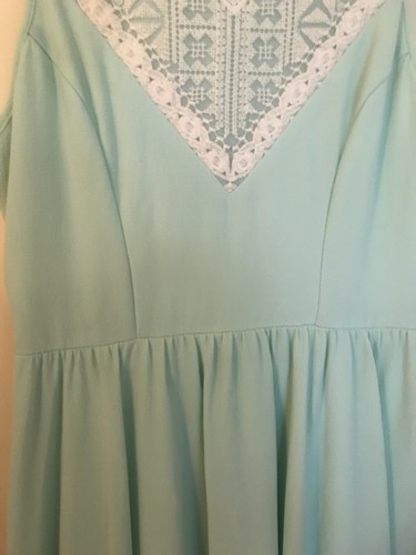 Vestido Alya para mujer M mediano ajuste y llamarada como nuevo verde blanco encaje dobladillo asimétrico - Imagen 2 de 9