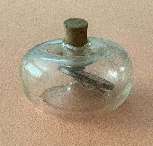 Vintage mundgeblasene Glas Miniatur Flasche 1975 deutsche 1-pfenning Münze Korken Stopfen - Bild 2 von 6