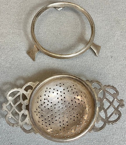 Antique Silverplate Tea Strainer & Stand – Design Pat. 1926 Ornate Pierced - Picture 3 of 6