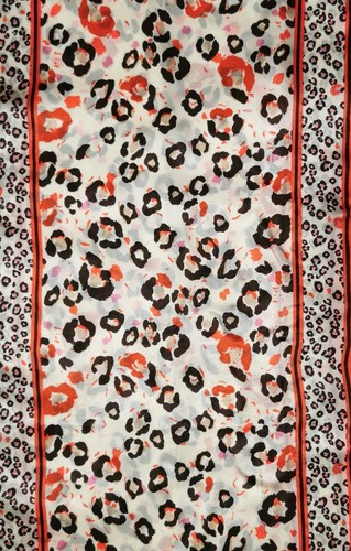Pañuelo de seda Sherry Cassin. Usado en buen estado. 100% seda. 160cm*35cm - Imagen 4 de 6
