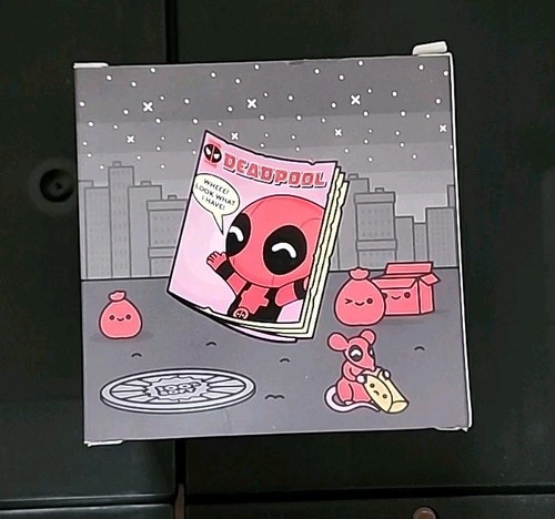 SDCC 2024 Marvel Deadpool Dumpster Fire 100% Soft Vinyl Figure Comic Con - Picture 3 of 3