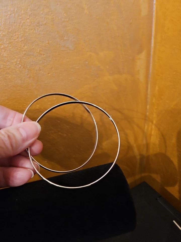 Brincos pretos com design geométrico prata e 2 pulseiras em tom de prata - Imagem 3 de 4