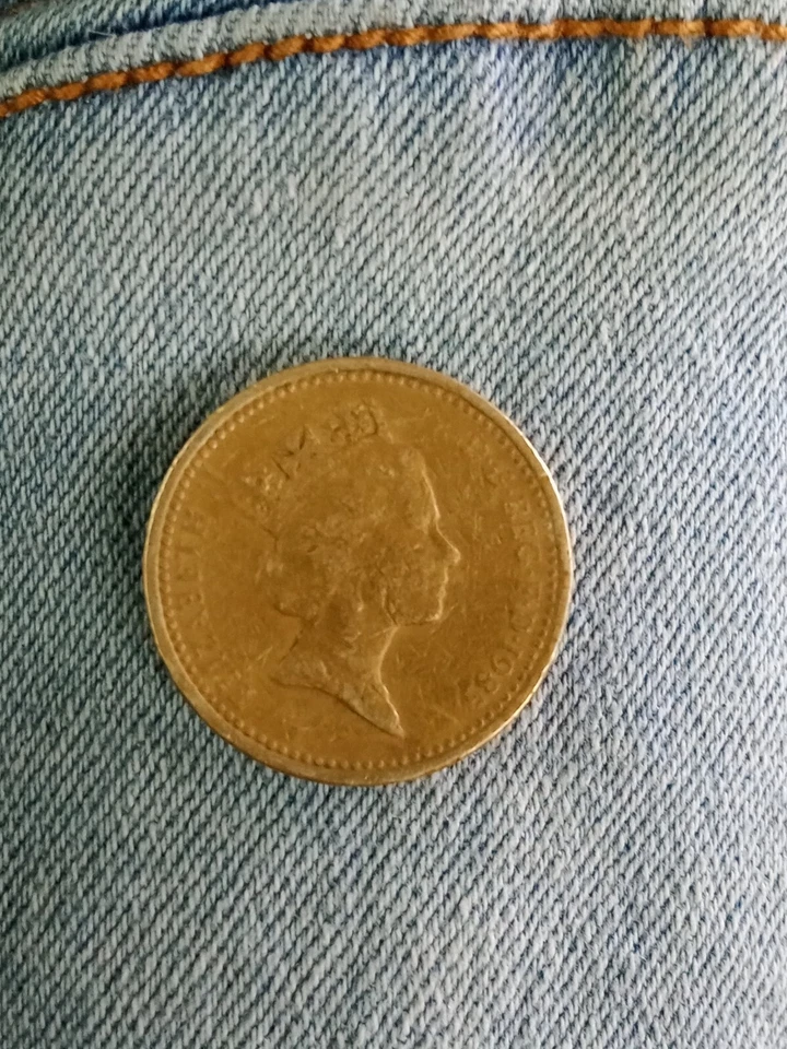 1985 1 pound coin rare with upside down error lettering - Image 3 of 4