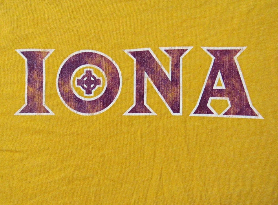 Iona College Gaels Men M or XL Distressed Screened "WORDMARK" T-shirt C1 3785 - Image 2 of 3