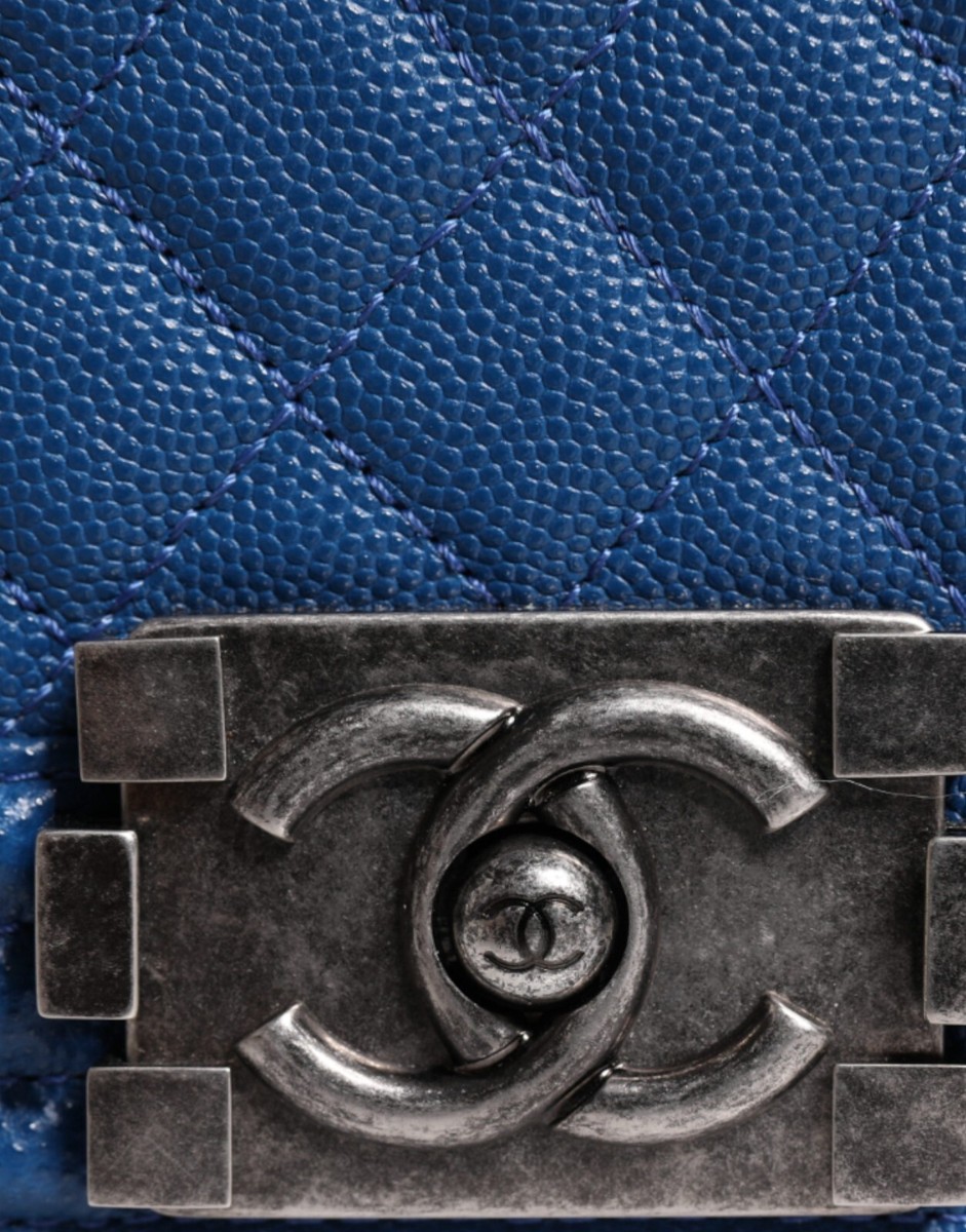 【ヴィンテージ】Rank:S☆Chanel Blue Series28 Boy Medium Bag Chanel Boy Bag Old Medium Blue Lambskin - Luxe Du Jour