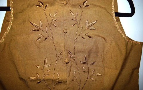 Chaleco de colección Patric Collection 100% seda 5 botones bordado beige mostaza talla 6 - Imagen 7 de 8