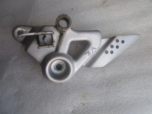 B. Honda CBF 125 JC40 Fußrastenhalter Vorne Rechts Halter Fußraste Platte  - Picture 1 of 2