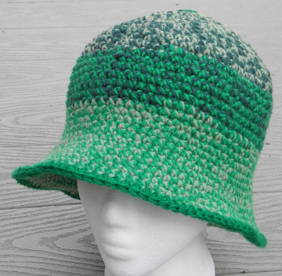 Cloche de ganchillo medio tonos verdes en contraste - Hecho a mano por Michaela Foto 3 de 4