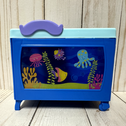 Barbie Ocean Wonder Kinderzimmer Babybett blauer Fisch mit Wickeltisch 2010 - Bild 2 von 9