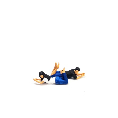 BN 1:64 Painted Figure Model ature Resin Diorama Picnic Mat Camping Couple - Picture 10 of 20