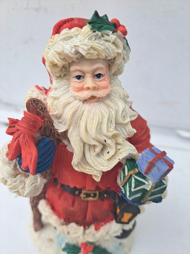 "Statuetta Babbo Natale in piedi sulla neve bastone da passeggio lanterna regali ceramica 6" - Foto 2 di 5