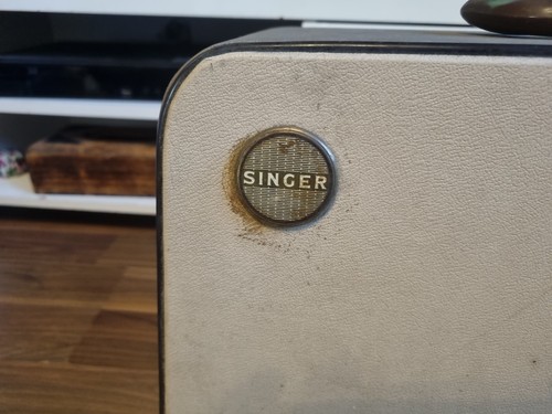 Vintage Singer Sewing Machine 327K with Case - 第 17/20 張圖片
