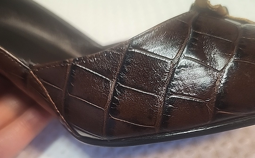 Indeed Women’s Leather Croc Pattern Brown Slip On Pumps Heels SZ 9M Broach Accen - Picture 11 of 11
