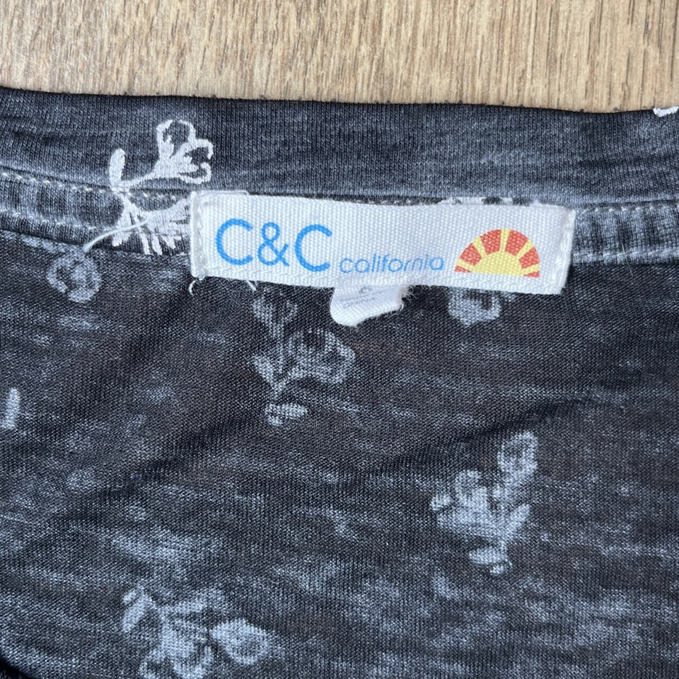 Camiseta C&C California Lounge negra tejido por todas partes gráfico floral para mujer pequeña  Foto 2 de 4