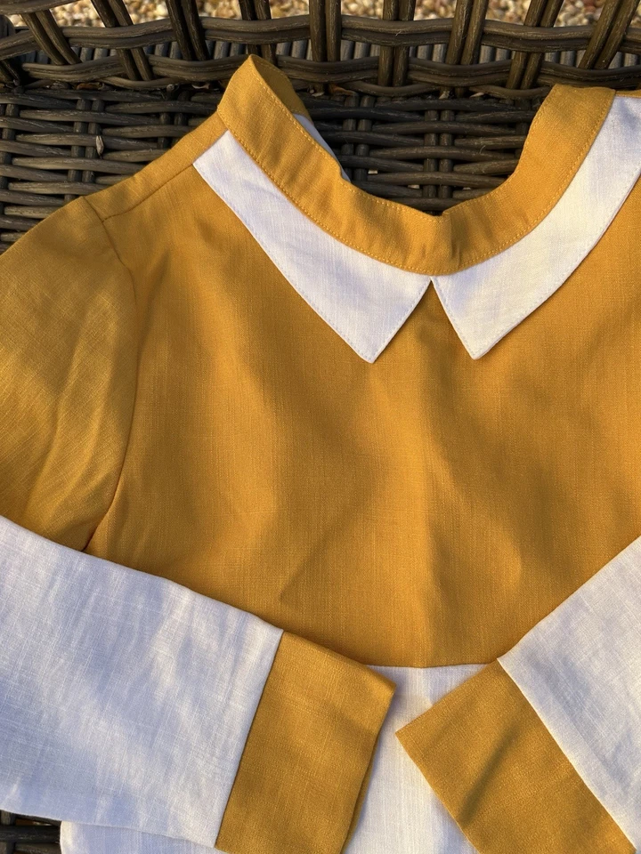 Camisa para niños La Miniature Color Block amarillo mostaza y blanco Foto 3 de 4