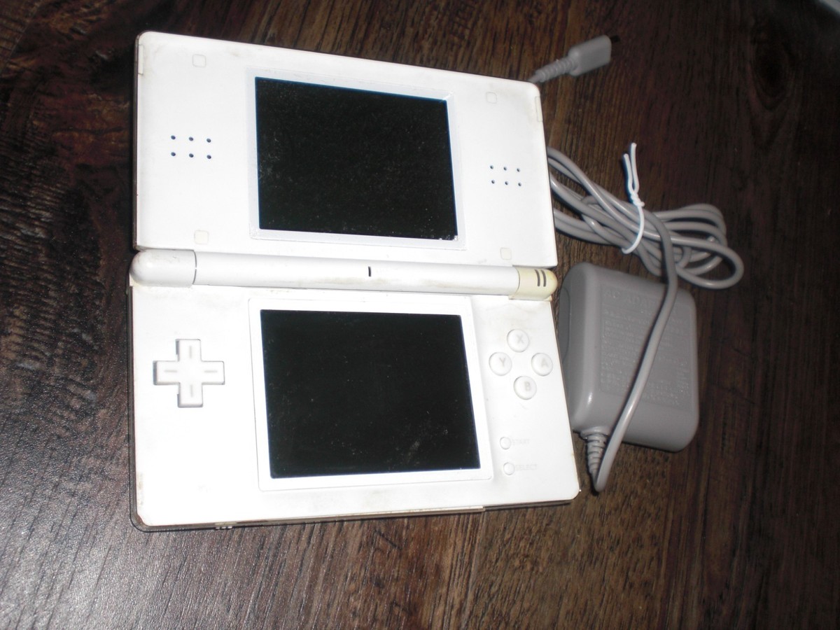 Nintendo DS Lite 2006年版　GBA カードリーダー差込みあり Nintendo DS Lite Polar White Console System + Charger Plays DS GBA