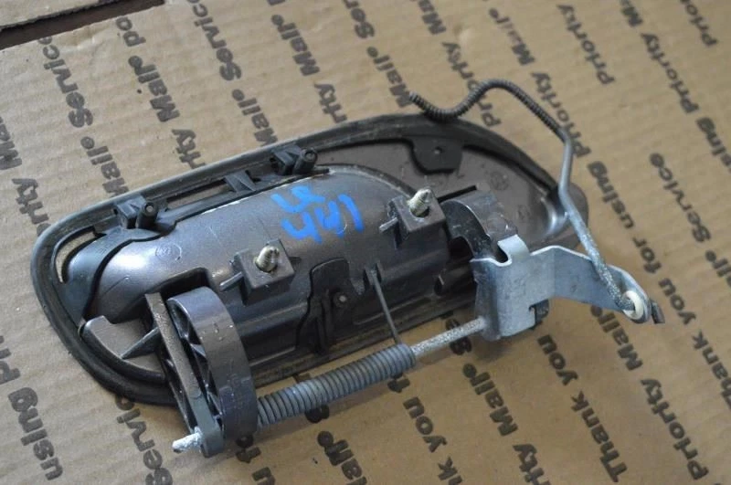 Volvo XC70 2006 manija de puerta trasera izquierda del lado del conductor gris Foto 2 de 4