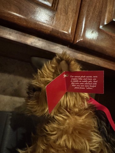 Peluche Victoria's Secret 8" Yorkshire Terrier Lucy con lazo rojo e imagen 2003 - Imagen 7 de 9